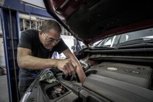 Avtomehanik se spozna na vse mogoče opravke, ki so potrebni za dobrobit vozila